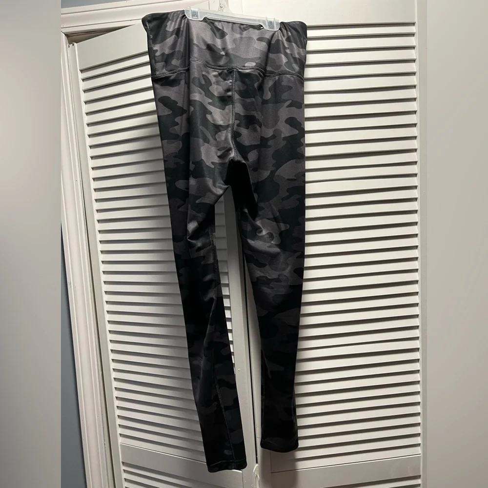 Kohls Black Camo Leggings Size L - Picture 2 of 4